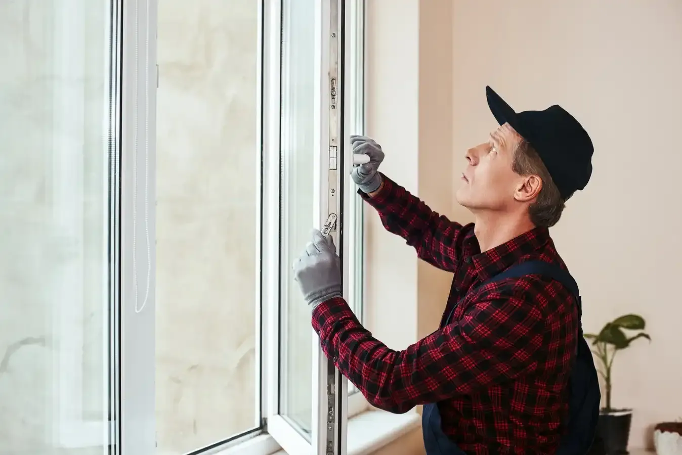 vitrier qui installe une vitre